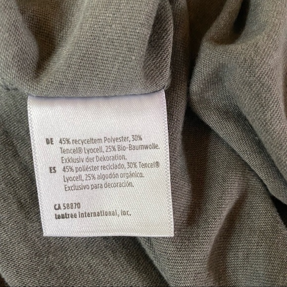 Women’s gray short sleeve scoop neck tee shirt, size large - Picture 4 of 7